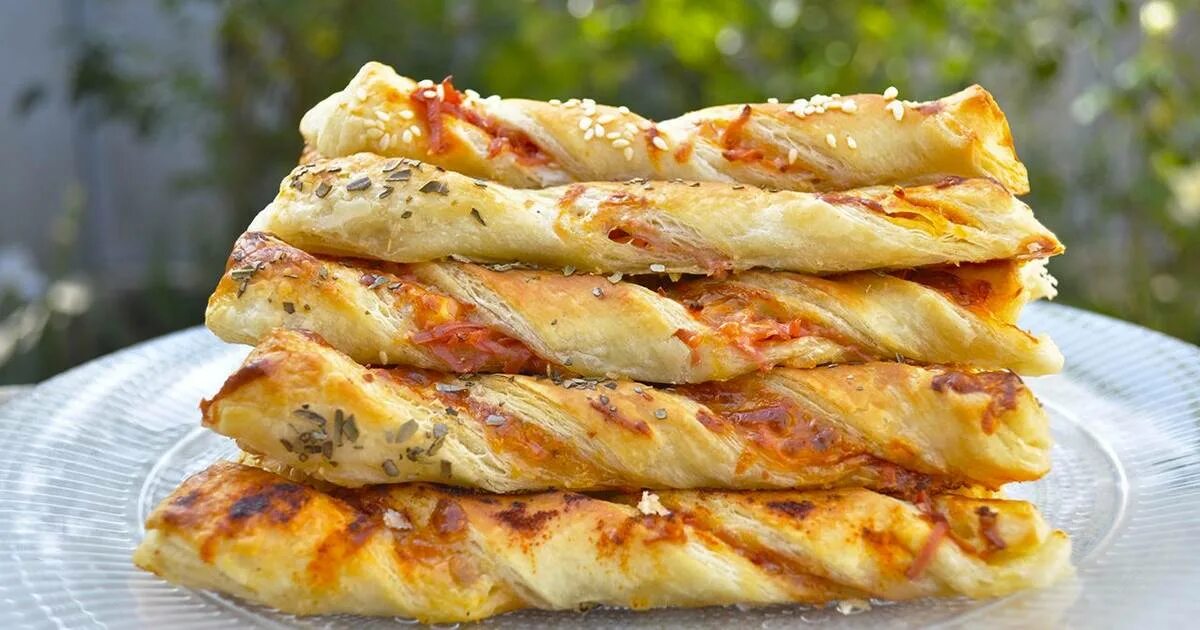 слойки из слоеного теста с сыром. рулет с колбасой и сыром. колбаса сыр со слоеным тестом. релетикииз слоеного теста. слойки с ветчиной.