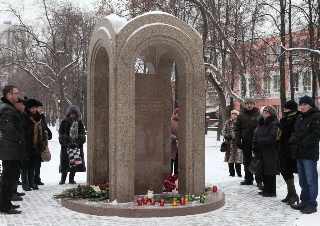 Хромая лошадь Пермь 5.12.2009. Пожар в Перми Хромая лошадь 2009. Мемориал жертвам "хромой лошади" Пермь.