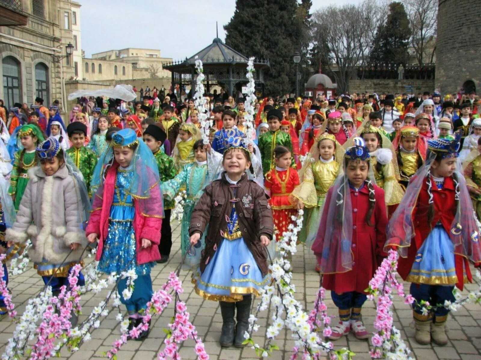 Навруз это какой праздник. Праздник Навруз байрам в Азербайджане. Новруз байрам Азербайджан традиции. Праздник Навруз Азербайджан традиции. С весенним праздником Новруз байрам.