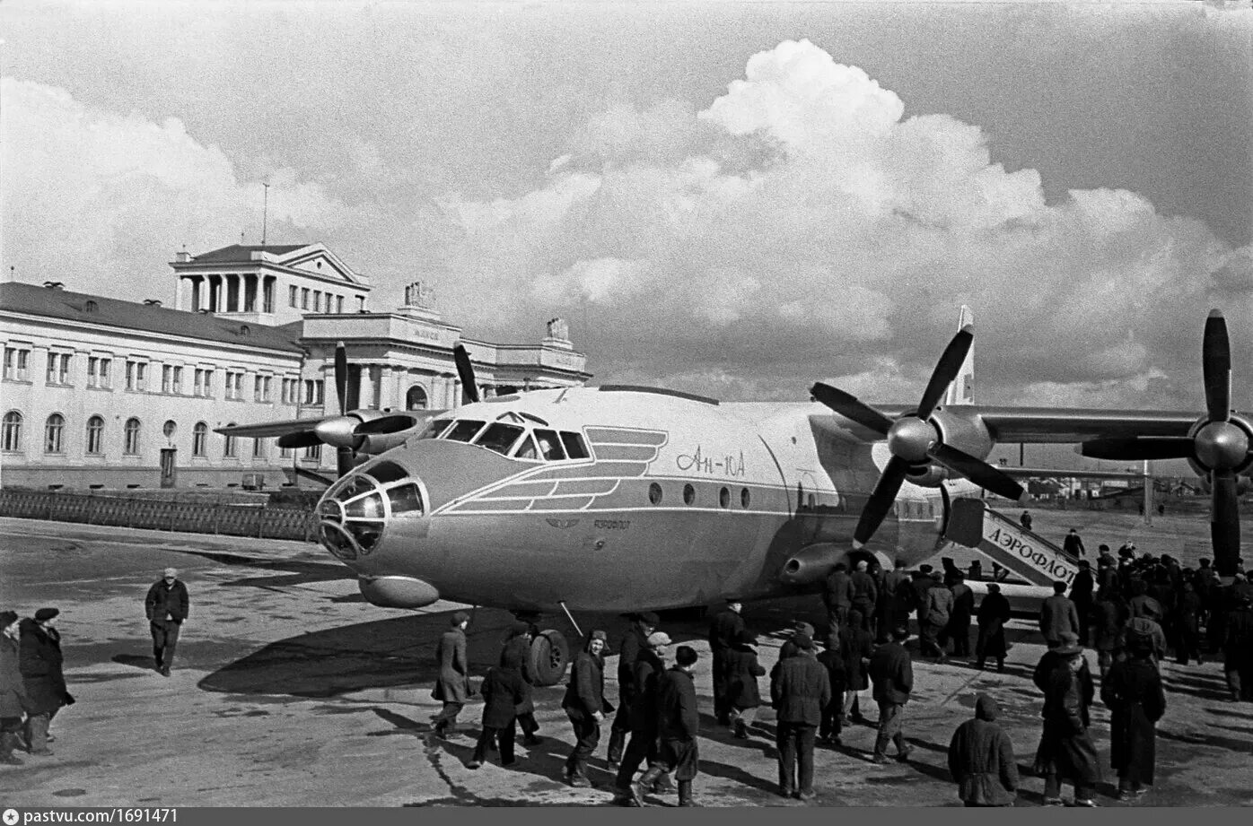 Старый аэропорт Минск. Первый Минский аэровокзал. Аэропорт Минск 1 СССР. АН-10 Аэрофлот СССР.