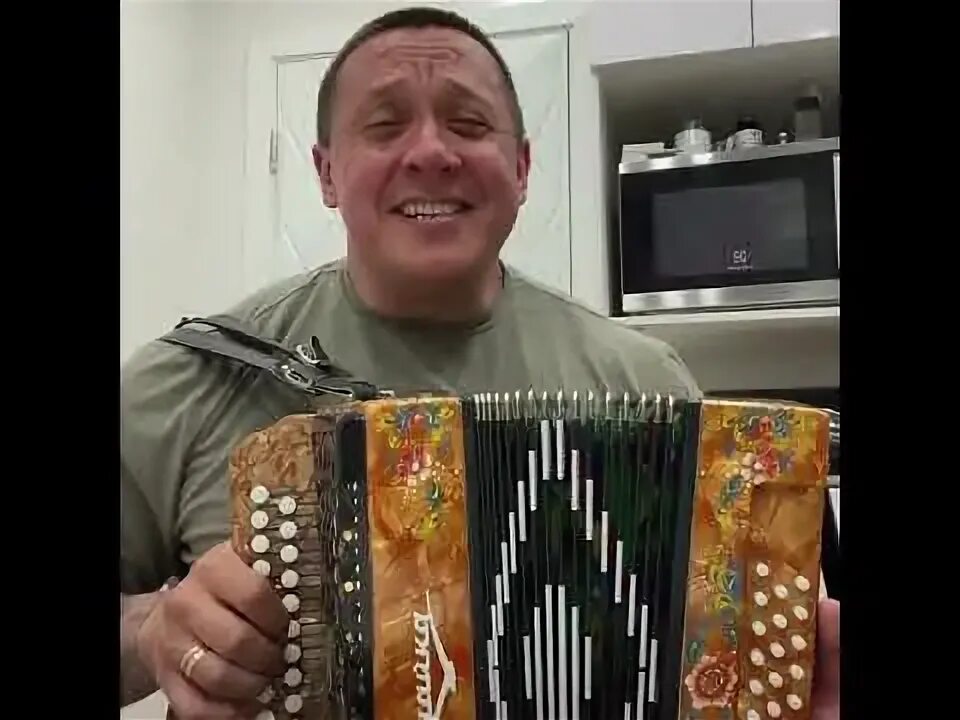 Баянист от бога для души. Алеша жарил на баяне шумел гремел. Розенбаум играет на гармошке. А леха шпарит на баяне. Алеша жарил на баяне шумел гремел.