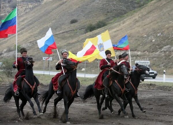 Карачаевцы Карачаево Черкессия. Казачки Кавказа. Флаги народов Кавказа. Кавказский флаг.