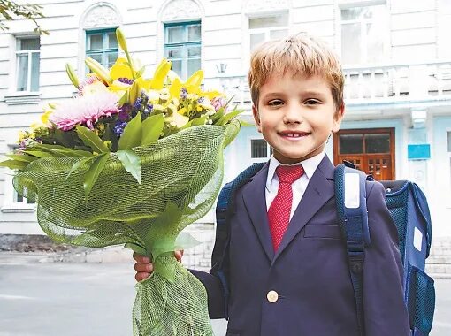 Мальчик пошел в первый класс. Школьник с цветами. Первоклашка. Первоклашка с цветами. Дети с цветами на 1 сентября.