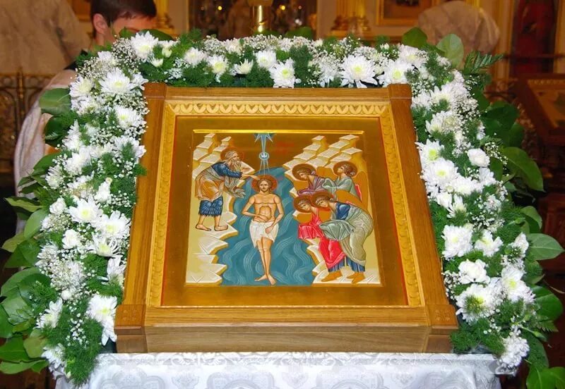 попразднство богоявления икона. икона крещение господне на аналое. отдание праздника крещения господня. роспись храма архистратига михаила в севастополе. богоявление икона в храме.
