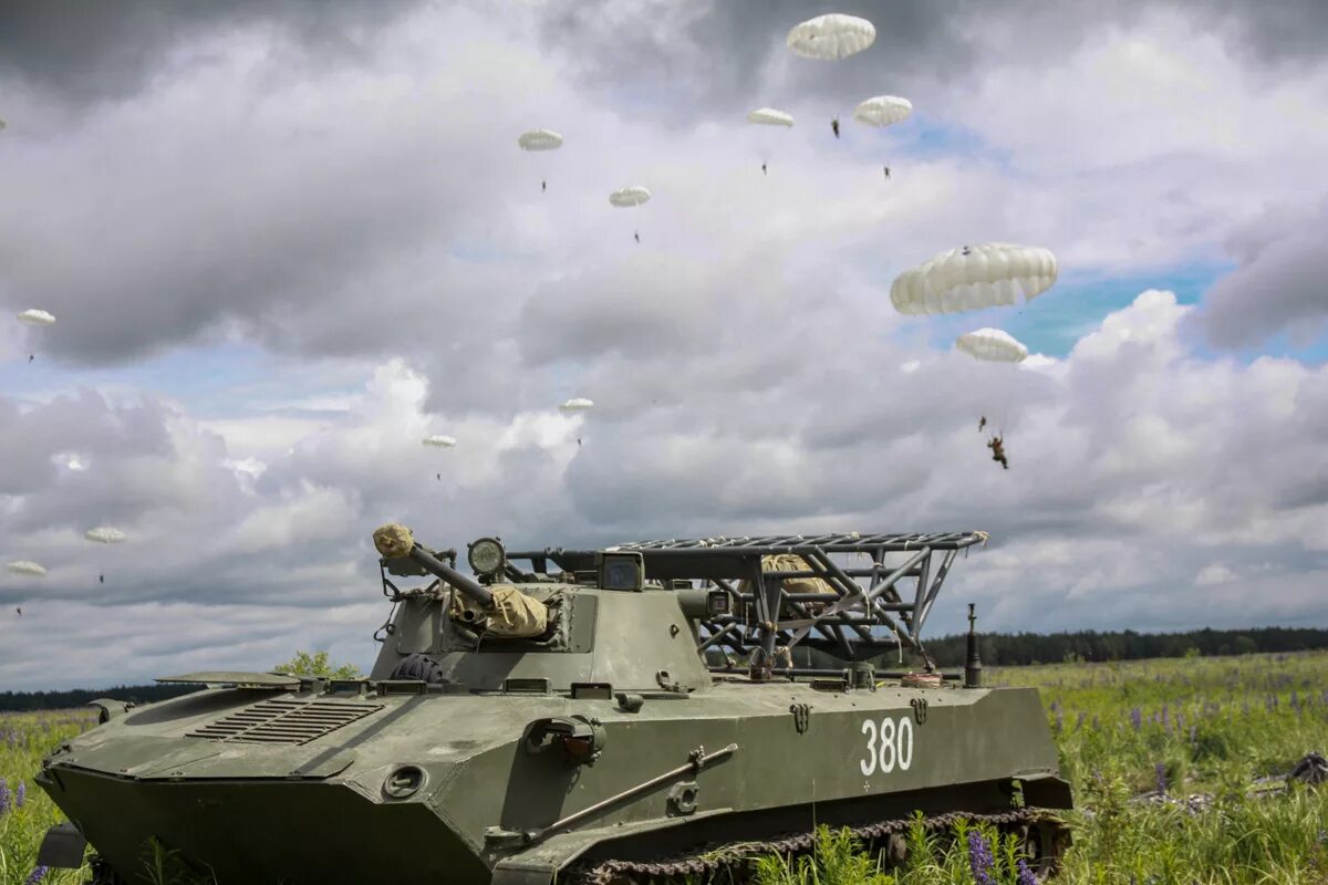 Военные учения РФ ВДВ десантирование. Воздушно-десантные войска (ВДВ) РФ. Учения ВДВ БМД. Министерство обороны РФ ВДВ. Десантно танковый