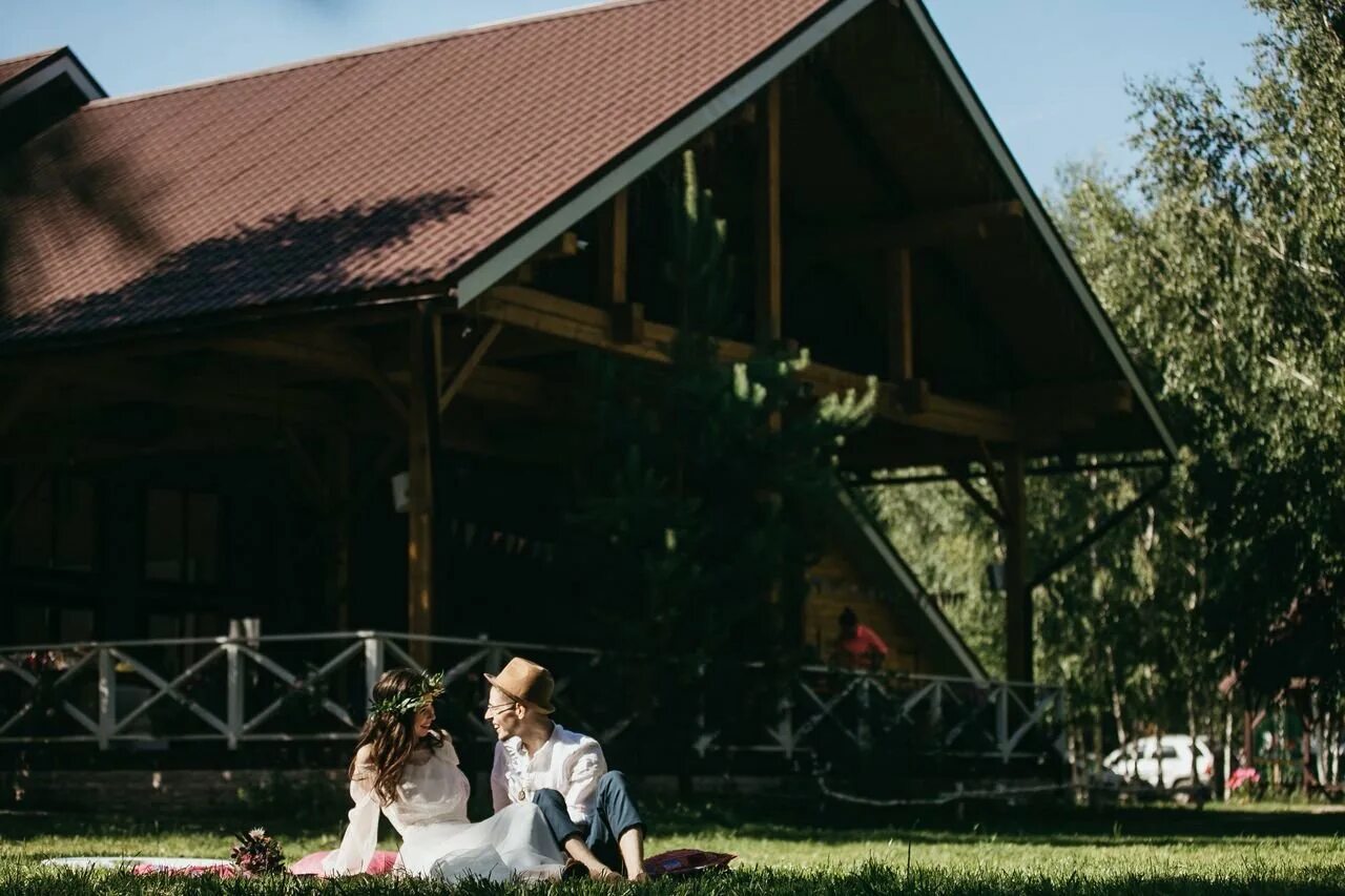 Загородный дом для свадьбы. Выездная церемония бракосочетания в усадьбах. Свадьба в коттедже. Свадьба в загородном доме. Свадьба в загородном доме.