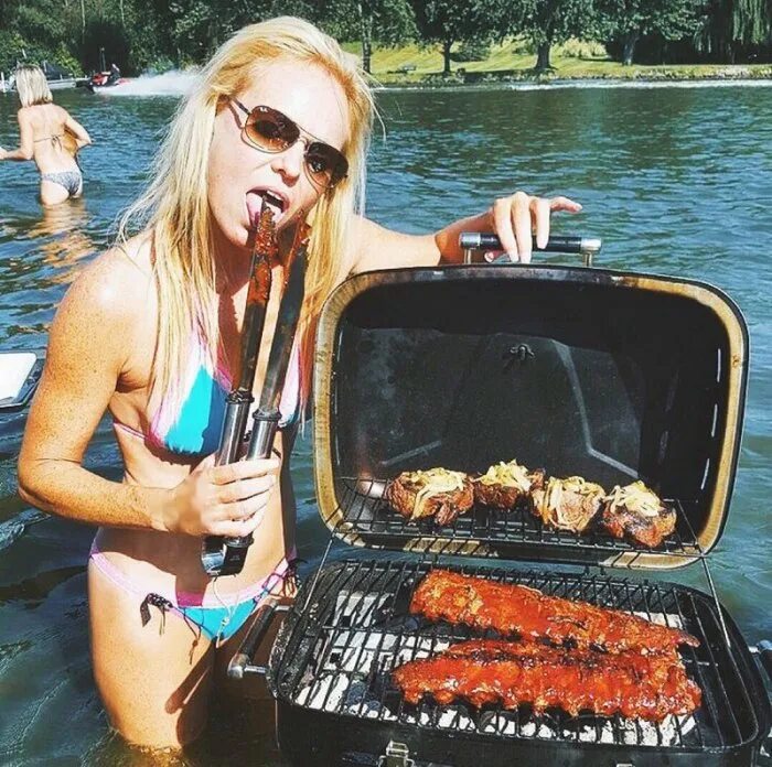 Девушка барбекю. Шашлыки и телки. Девушка у BBQ. Meat girls