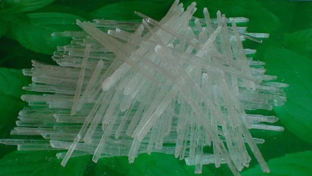 кристаллизованный ментол. египетские кристаллы ментола. ментол кристаллический. эвкалиптовые кристаллы. бесцветные кристаллы.