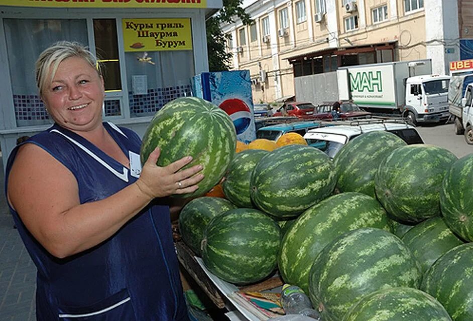 Арбузы продают. Арбузы на рынке. Арбузный рынок. Продавец арбуза.