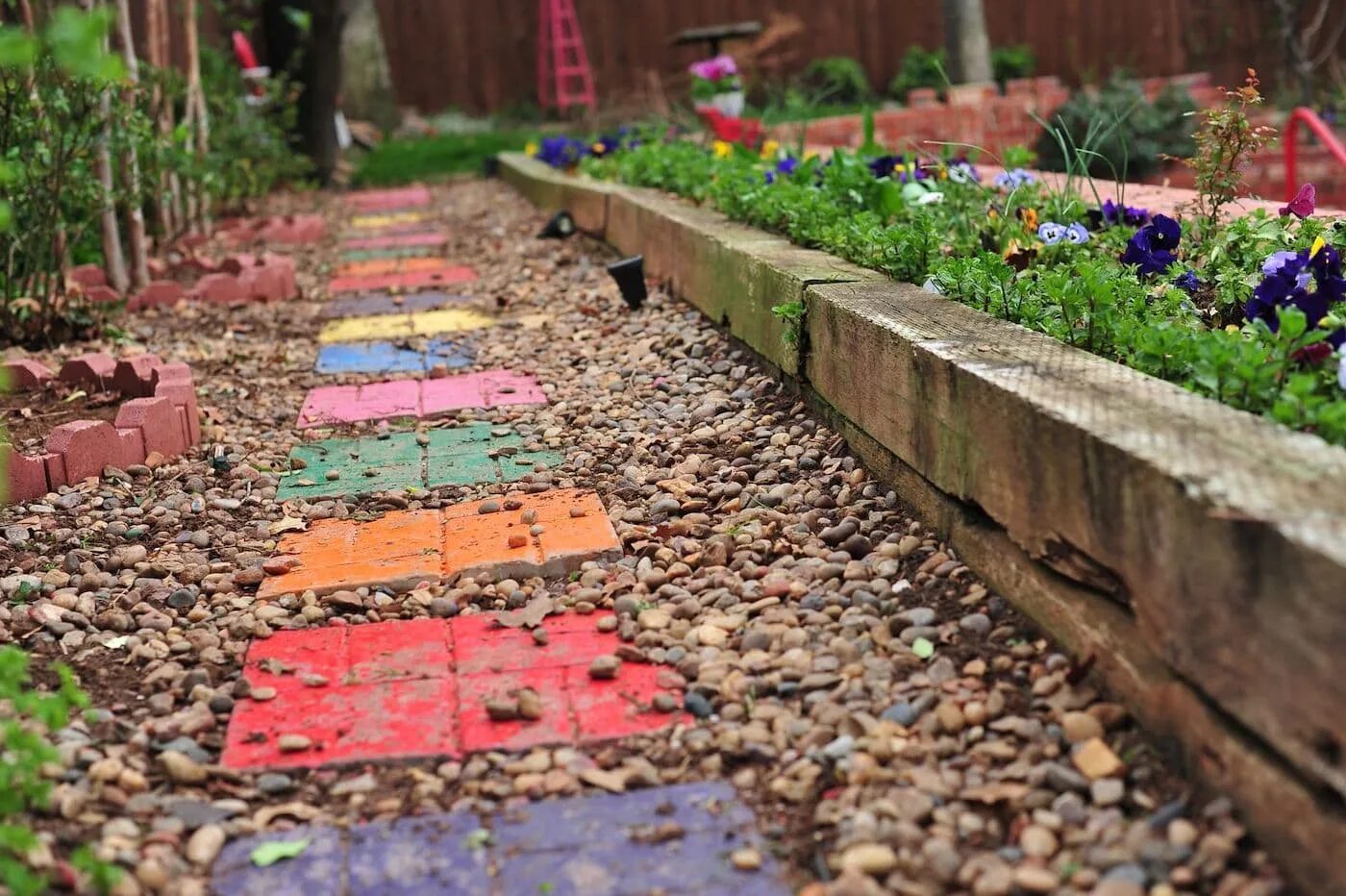 Садовые дорожки. Выложить дорожку на даче. Дорожки из плитняка технология укладки. Тропинка из подручных материалов. Садовые дорожки.