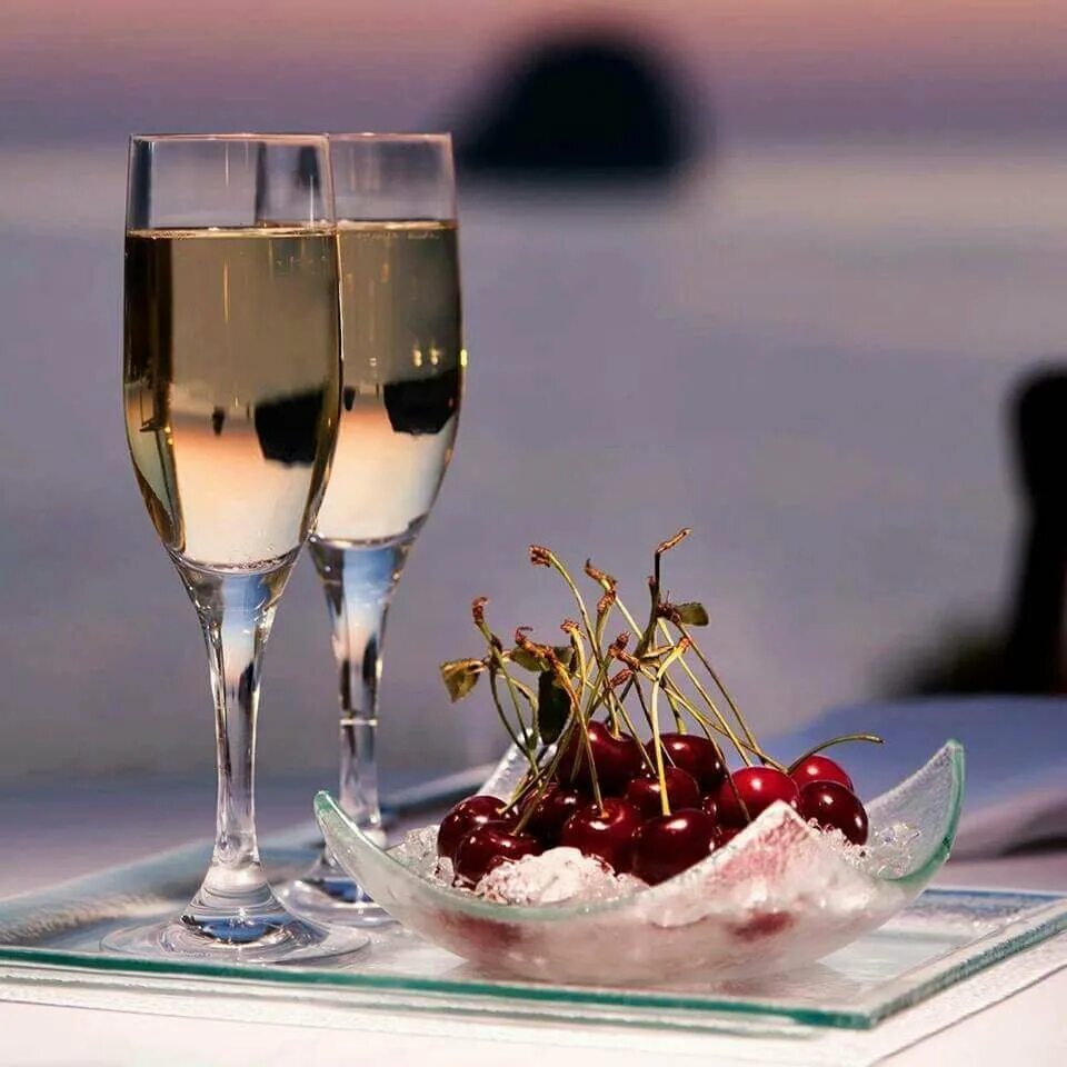 Бокал вина утром. Красивые бокалы с шампанским. Шампанское на море. Фрукты для романтического вечера. Шампанское с утра.