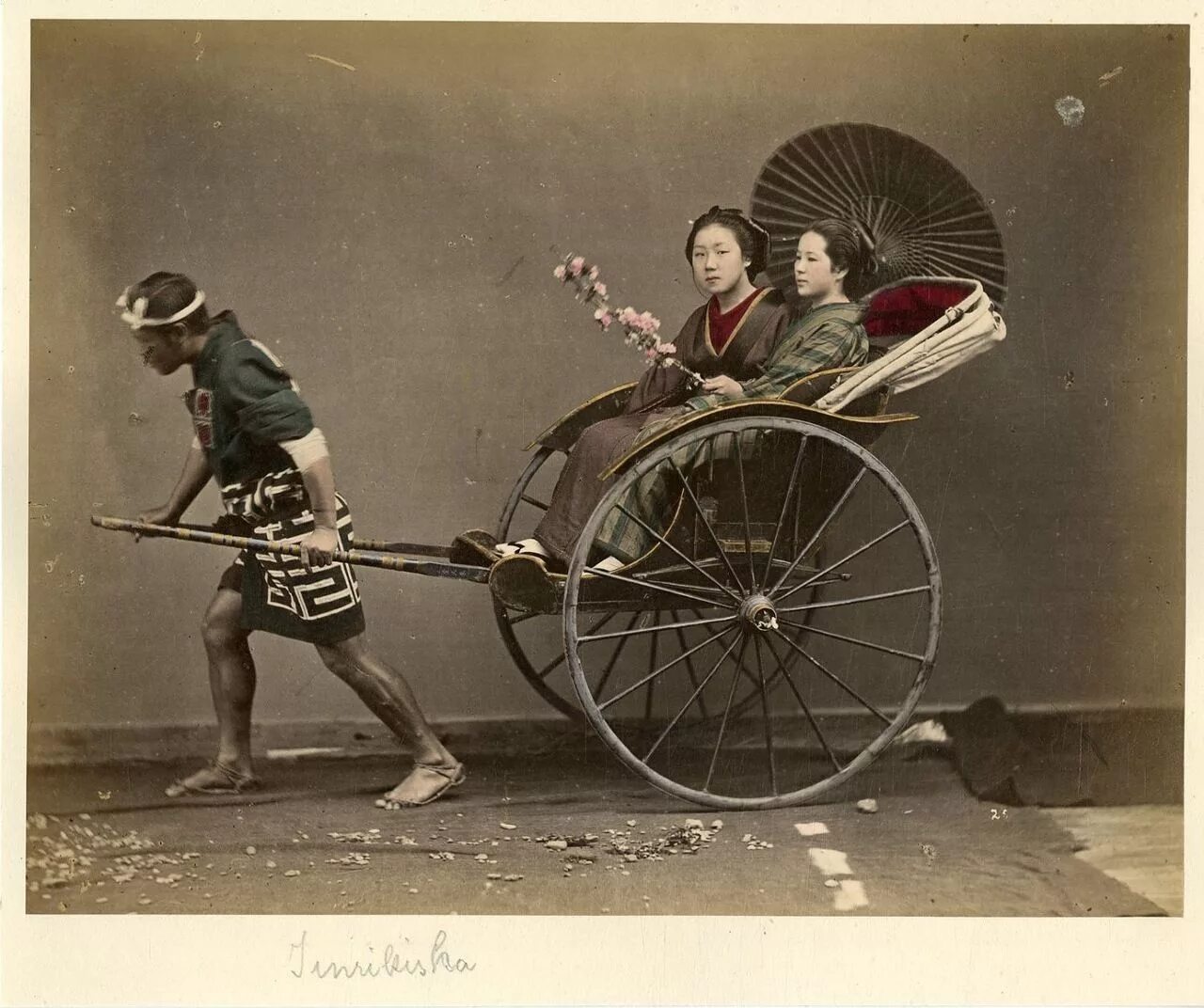 Древнее передвижения. Рикша повозка японская. Рикша 19 век. Рикша Япония 19 век. Рикша Китай 19 век.