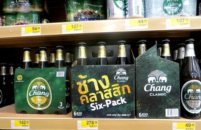 Сколько стоит чанг. Пиво Сингха Тайланд. Чанг пиво в Тайланде. Пиво в Паттайе. Пиво Chang Тайланд.
