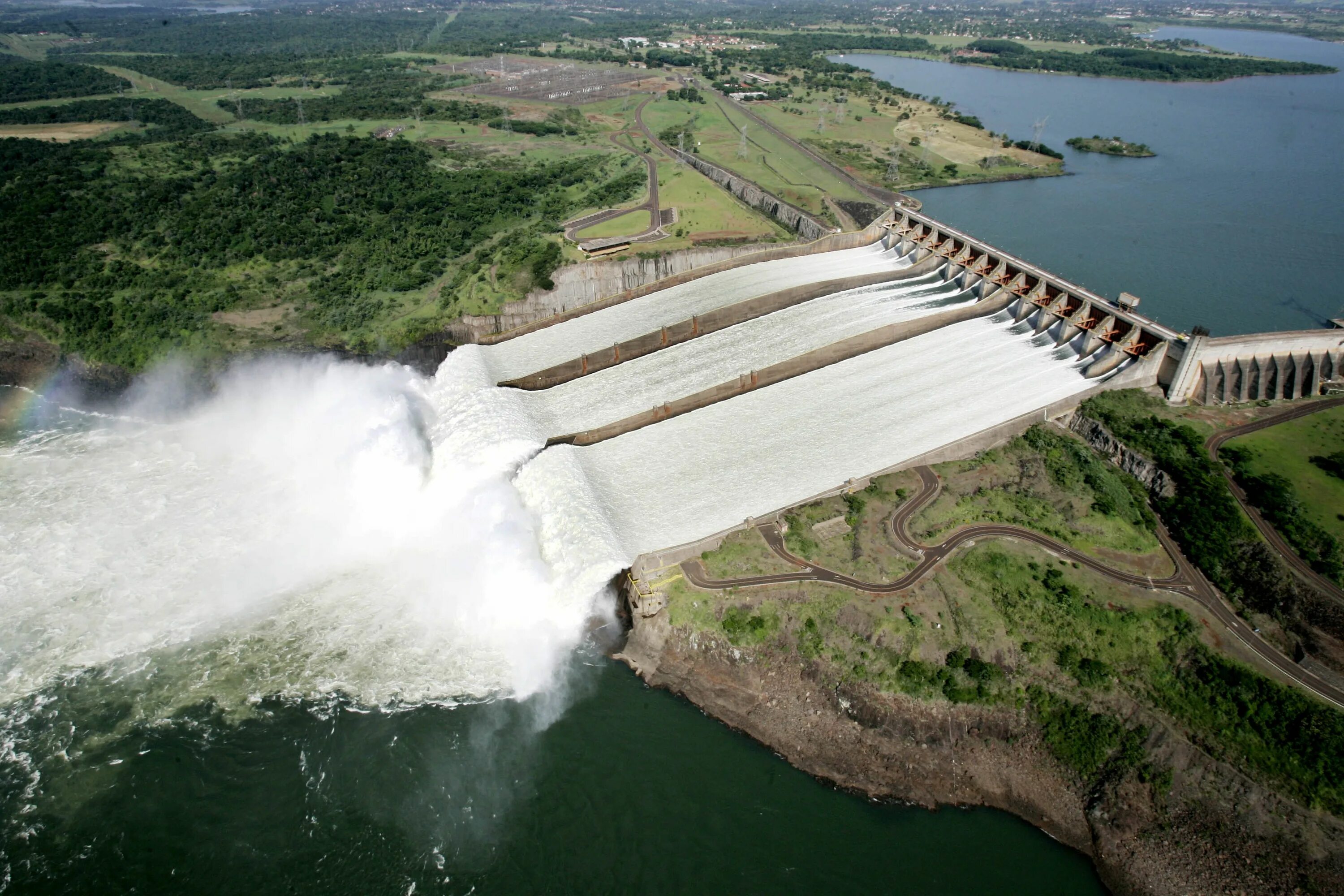 Какая длина дамбы. Итайпу Бразилия ГЭС. Плотина Итайпу в Бразилии. ГЭС «Итайпу», Бразилия и Парагвай. Плотина Итайпу в Парагвай.