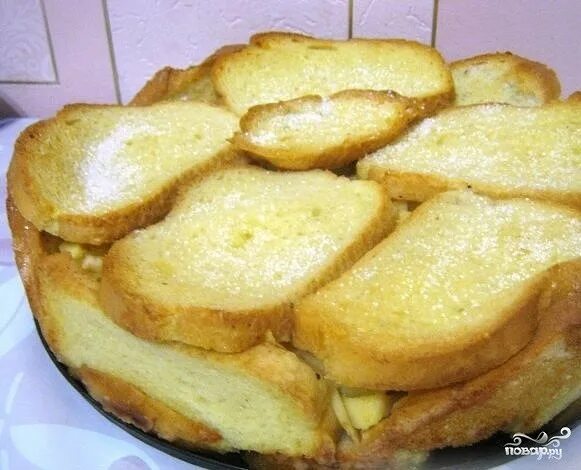 Батон с яблоками на сковороде