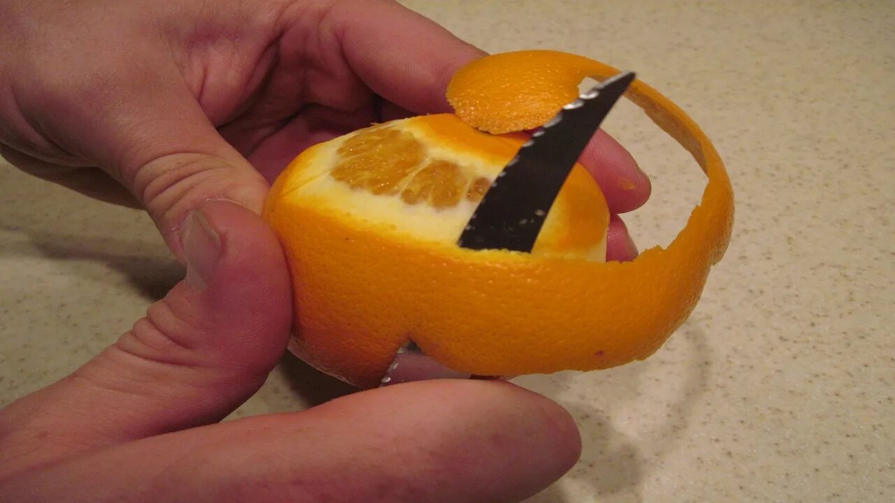 Снять кожуру. Кожура апельсина. Срезанный апельсин. Снятие кожуры с апельсина. Апельсин с тонкой кожурой.