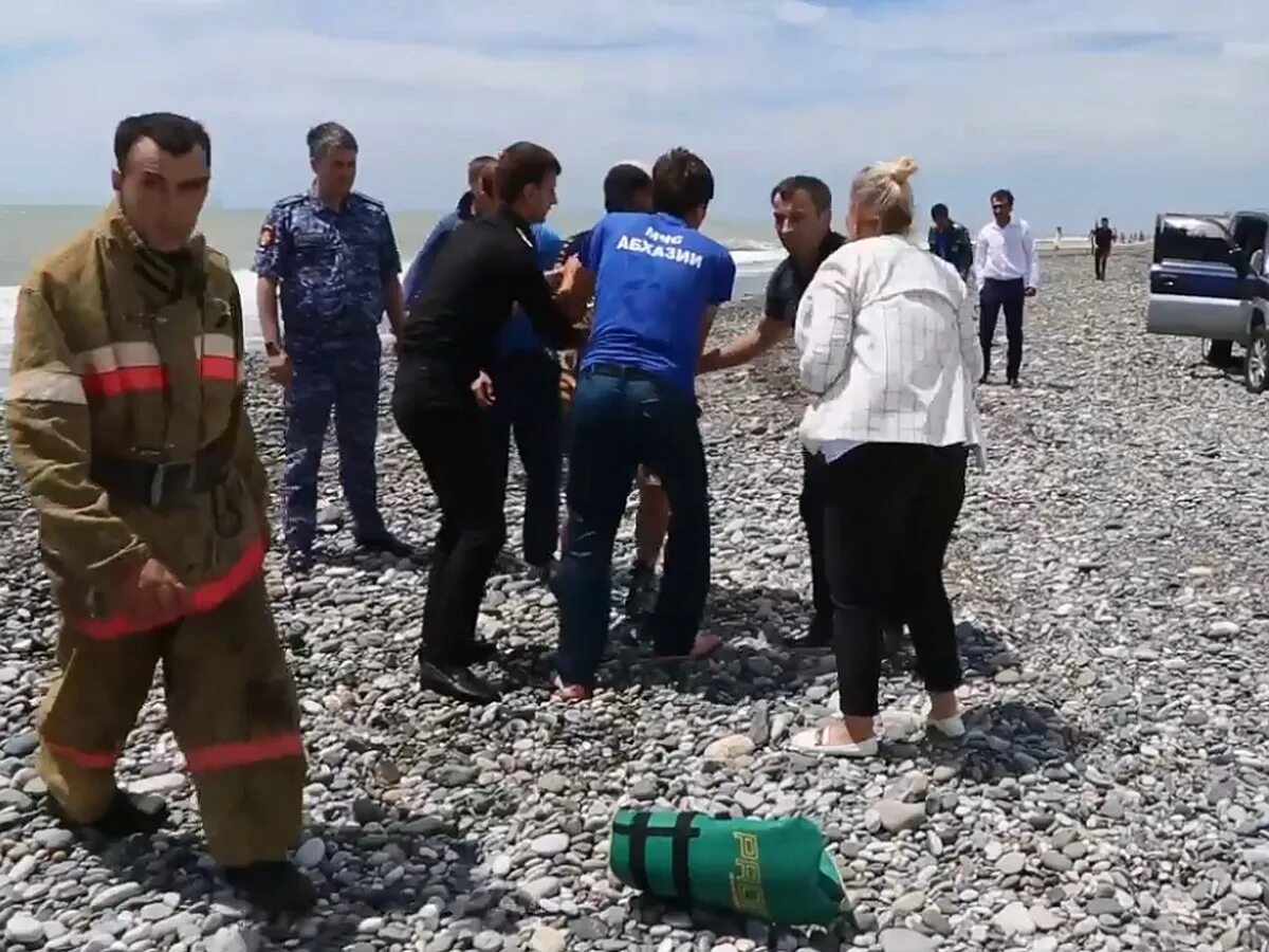 Бабку смыло в море. Утонула в море в сочи. Мужчины на пляже в сочи. Утонула в море в сочи. Наводнение в сочи июнь 2022.