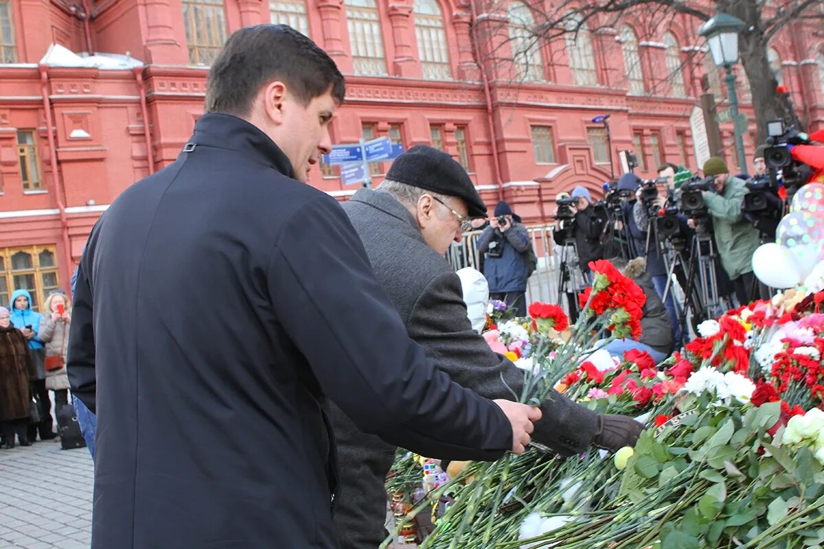 Почему траур в россии сегодня. Жириновский возложил цветы. Возложение цветов к мемориалу памяти. Возложение цветов в годовщину. Могила Жириновского.