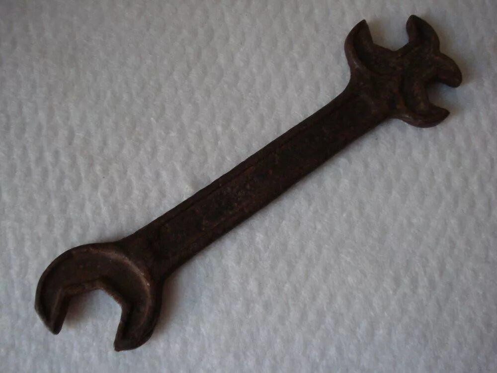 Первый ключ 2. Старинный гаечный ключ 90асм. IHS гаечный ключ 1900 года. Старый гаечный ключ 90 АСМ. Ключ крестом гаечный старинный семейник.