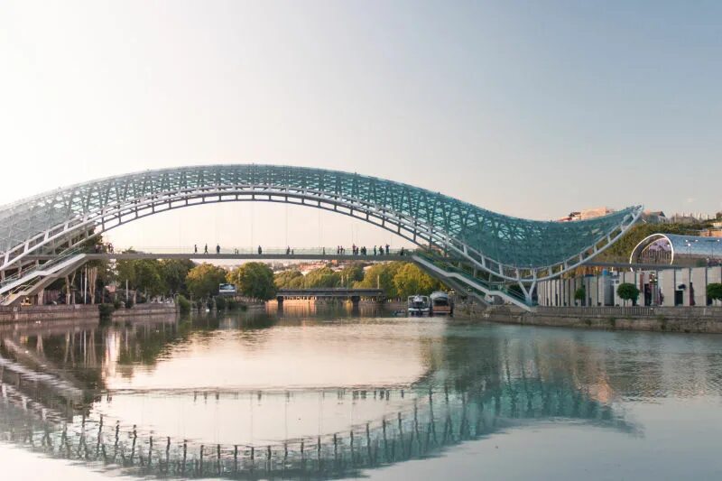 Мост в грузии. Стеклянный мост в Тбилиси.