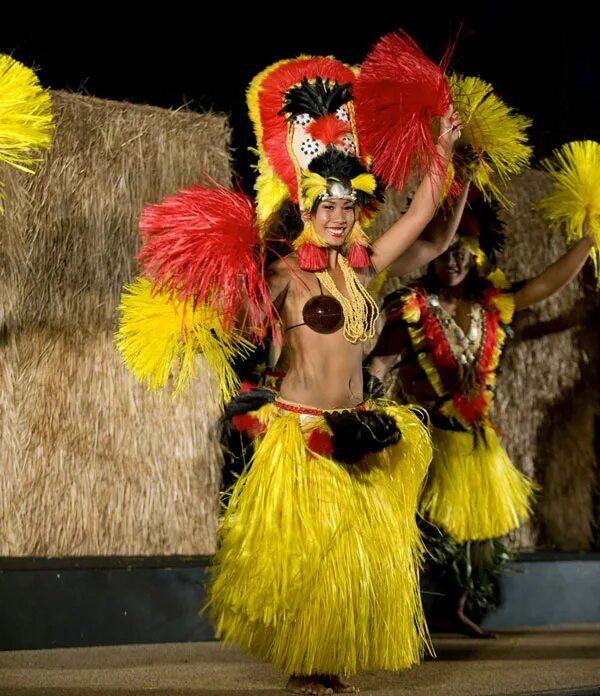 Луау. Танец Мауи. Город Луау. Маски шоу Гавайи.