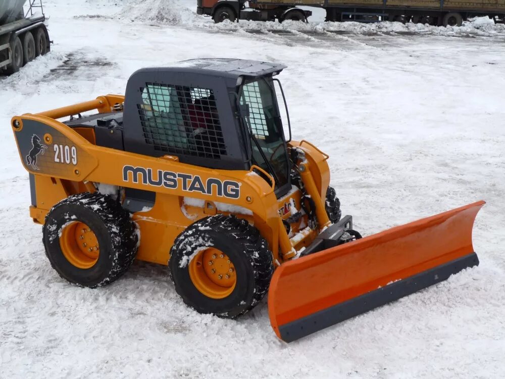 Шарнирно-сочлененный погрузчик mustang al 106. Минитрактор мустанг. Минитрактор мустанг. Грейдерный отвал на погрузчик. Мини-погрузчик гусеничный bull slc1500.