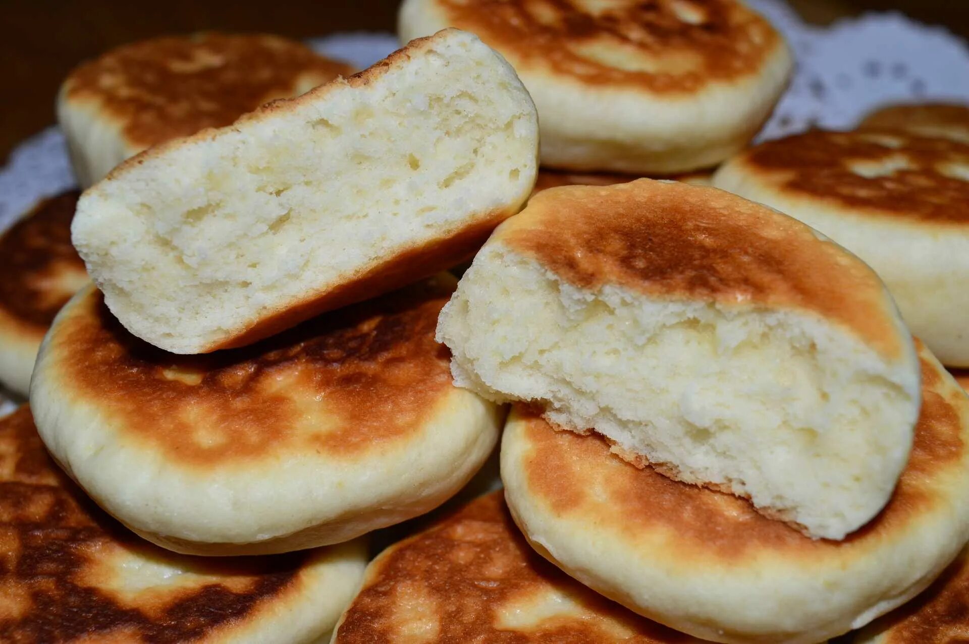Рецепт из сметаны выпечка быстро и вкусно. Печенье на сковороде. сладкая выпечка на сковороде. печенье на кефире на сковороде. выпечка на кефире на сковороде.