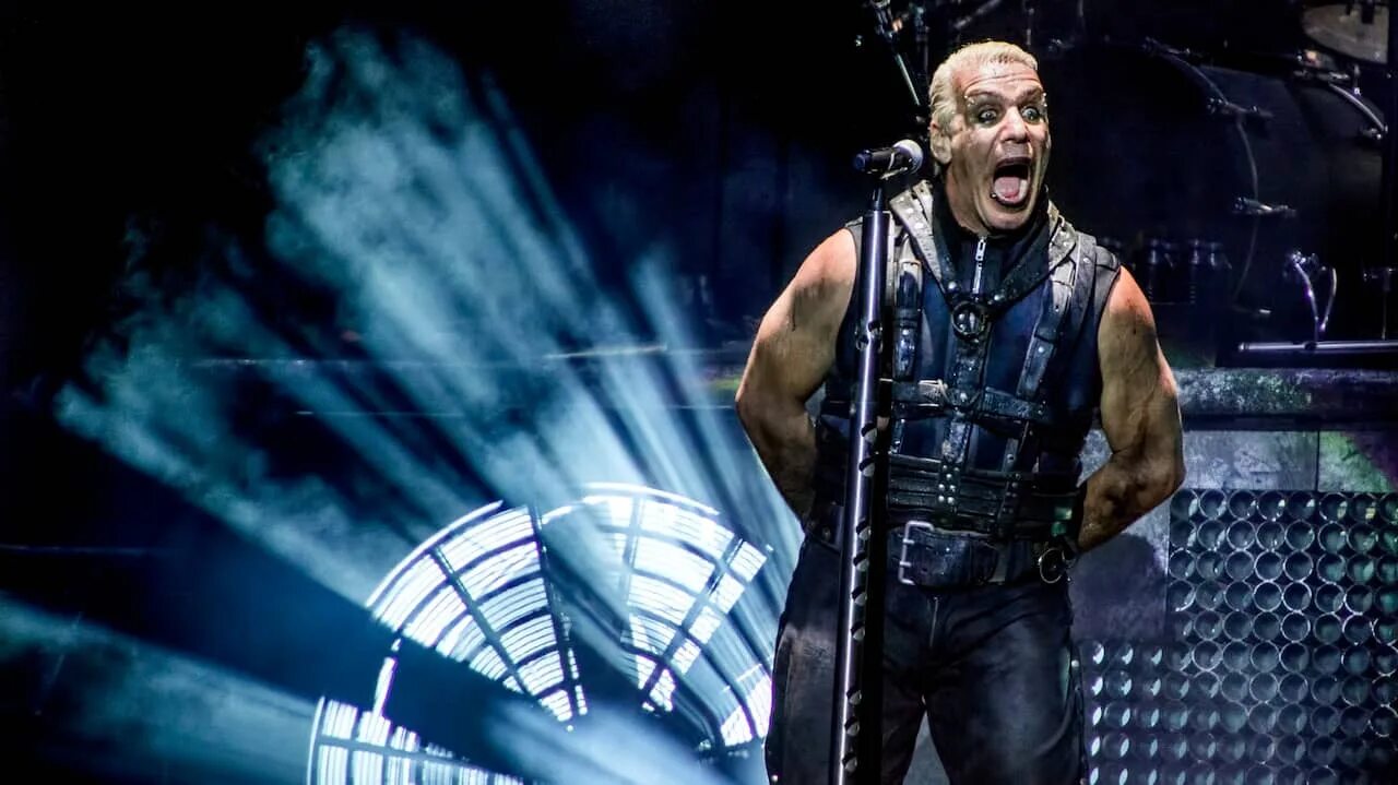 Rammstein тилль линдеманн. Rammstein 2022 тилль. Солист рамштайн тилль линдеманн. Rammstein тилль линдеманн 1997. Рихард круспе и флаке.