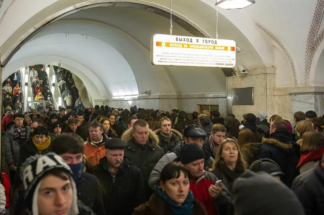 4 часа в метро. Час пик в метро в москве. толпа в метро. пробки в московском метро. затор в метро.