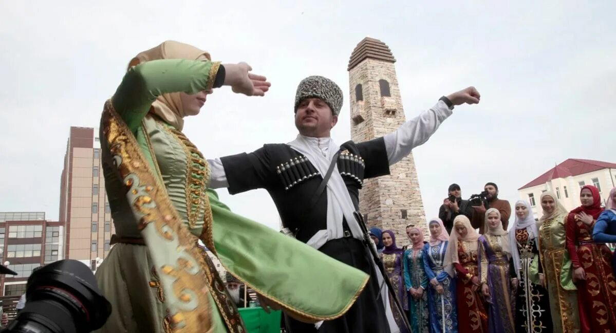День чеченского языка. Чеченские праздники. С праздником на чеченском языке. Национальный язык чеченцев.