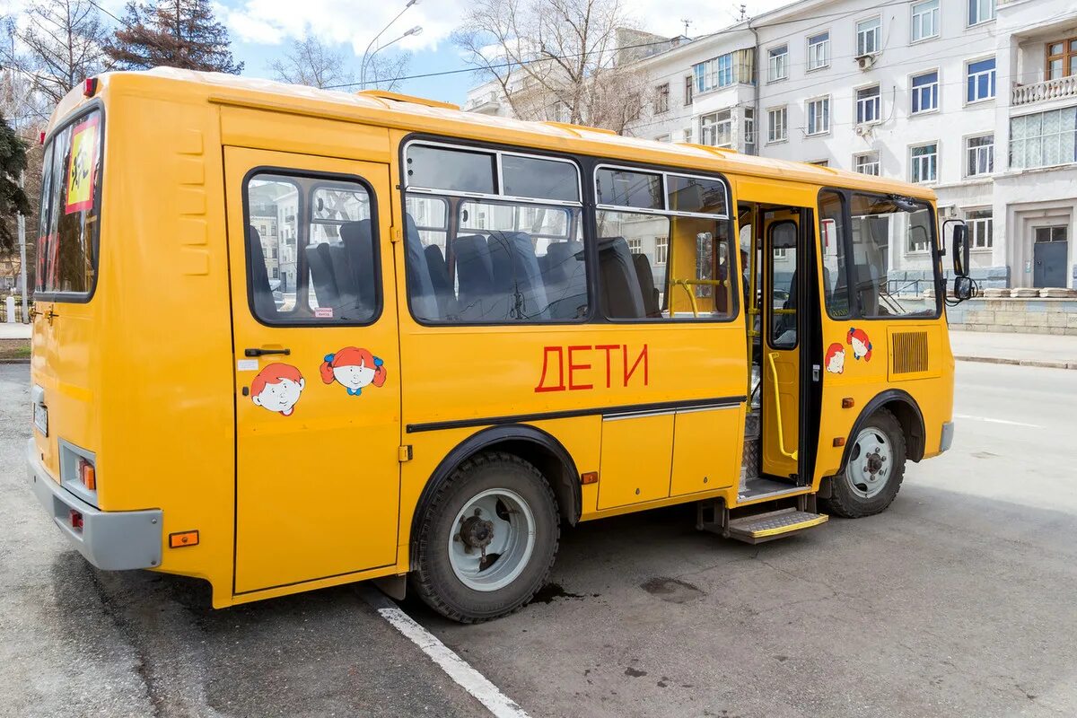 Желтый школьный автобус Россия. ПАЗ 3205 школьный автобус. Школьные автобусы Павловский Автобусный завод ПАЗ. Автобус пазик желтый.