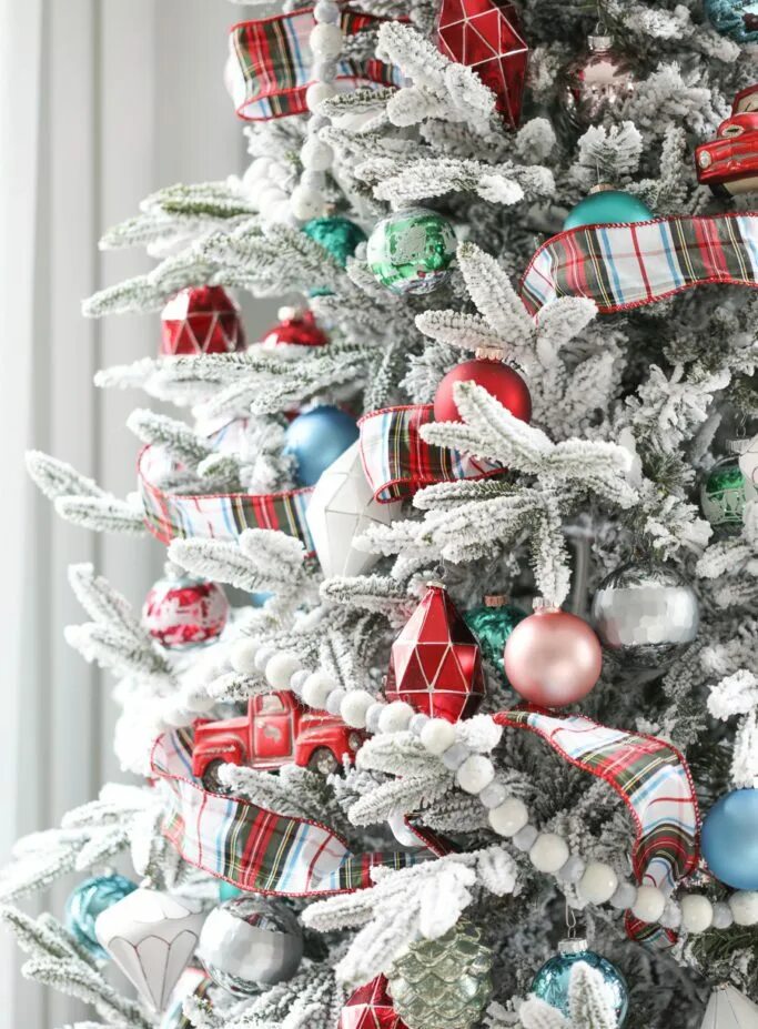 елка украшена в синем цвете. украшение елки в сине золотом цвете. красивая елка на новый год. украшение елки на новый год в красно синем цвете. красно синяя новогодняя елка.