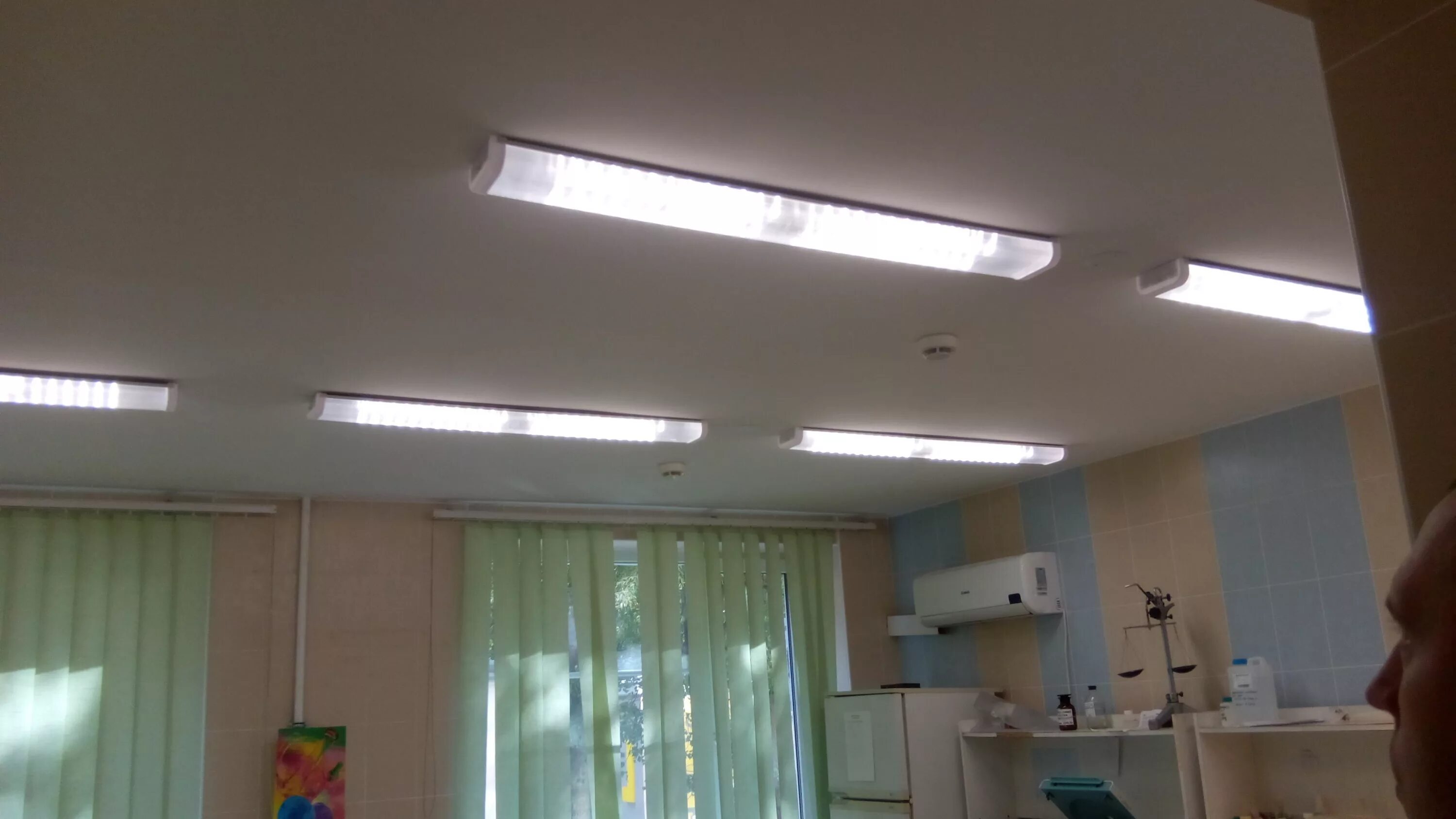 Ультрафиолетовая кварцевая(кварц) лампа бактерицидная. Люминесцентные лампы в больницах. Антибактериальная кварцевая лампа alo38. Лампы в больницах. Светильники хирургические операционная бестеневая.