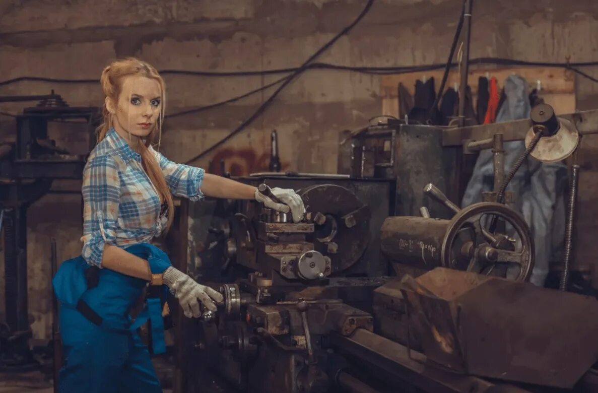 Девушка работает на заводе. Фотосессия на заводе. девушка на заводе. девушка токарь. женщина за станком.