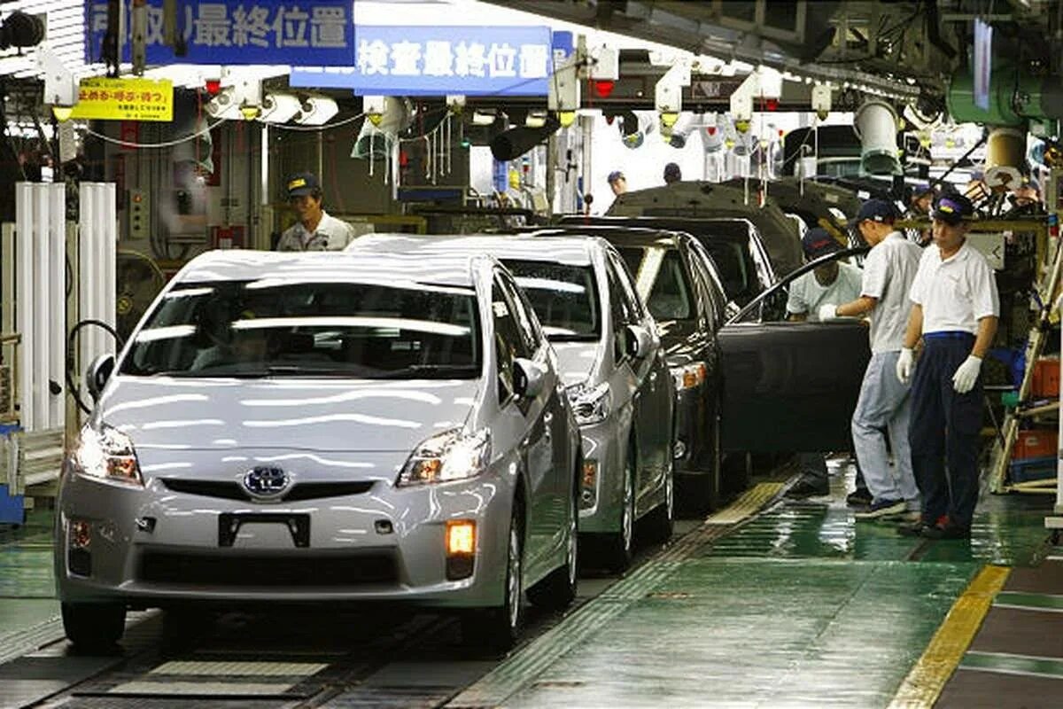 Какие машины производит япония. Конвейер toyota. Конвейер тойота. Какие машины производит япония. Завод тойота в японии.