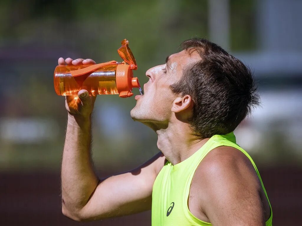 Зачем спортсмены пьют. Жажда воды тренировки. Спортсмен пьет. Бухающий спортсмен. Спортсмены не пьют.