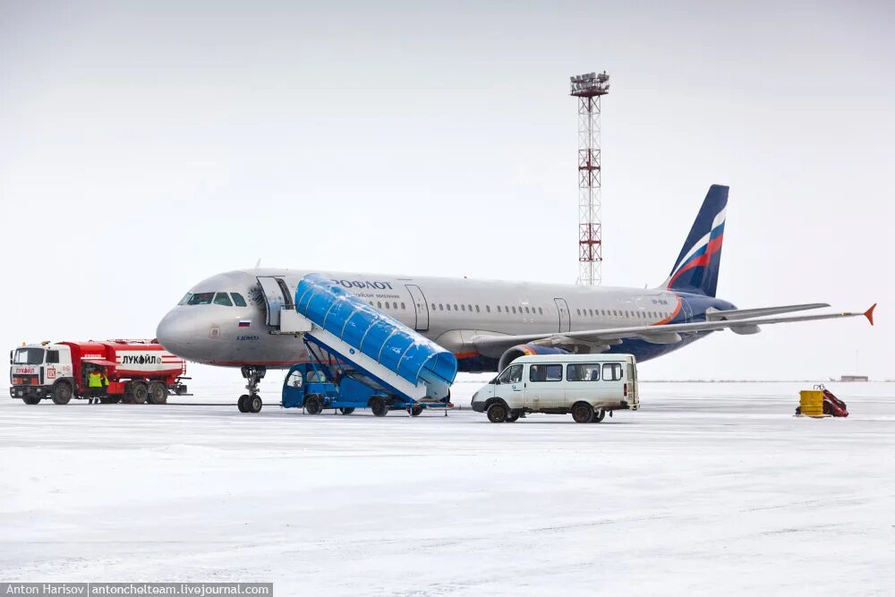 Самолет кемерово. Аэропорт Кемерово самолеты. Аэропорт Кемерово зимой. Трап во Внуково. Внуково аэропорт трап.