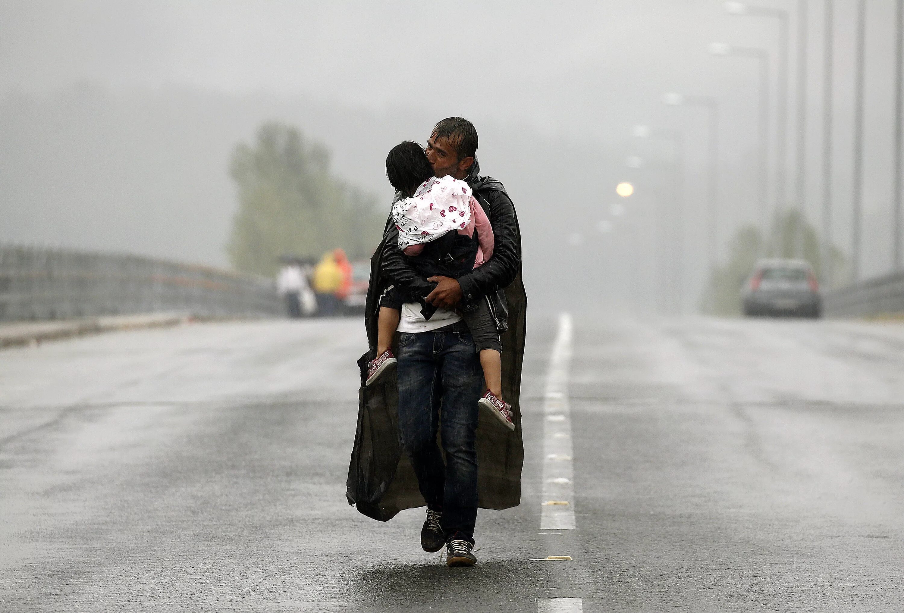 They carry he carries. Беженцы картинки. Беженцы и вынужденные переселенцы. Картинки беженцы и вынужденные переселенцы. Вынужденный переселенец.