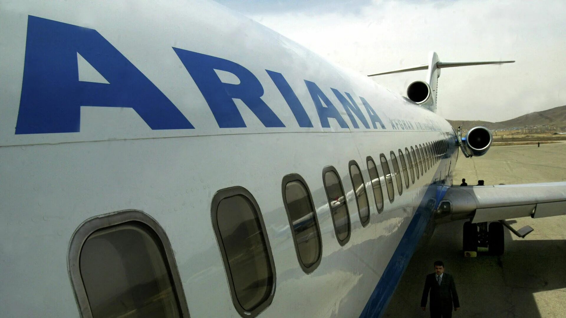 Самолеты риа. Самолет Ariana Afghan Airlines. Ariana Afghan Airlines стюардессы.