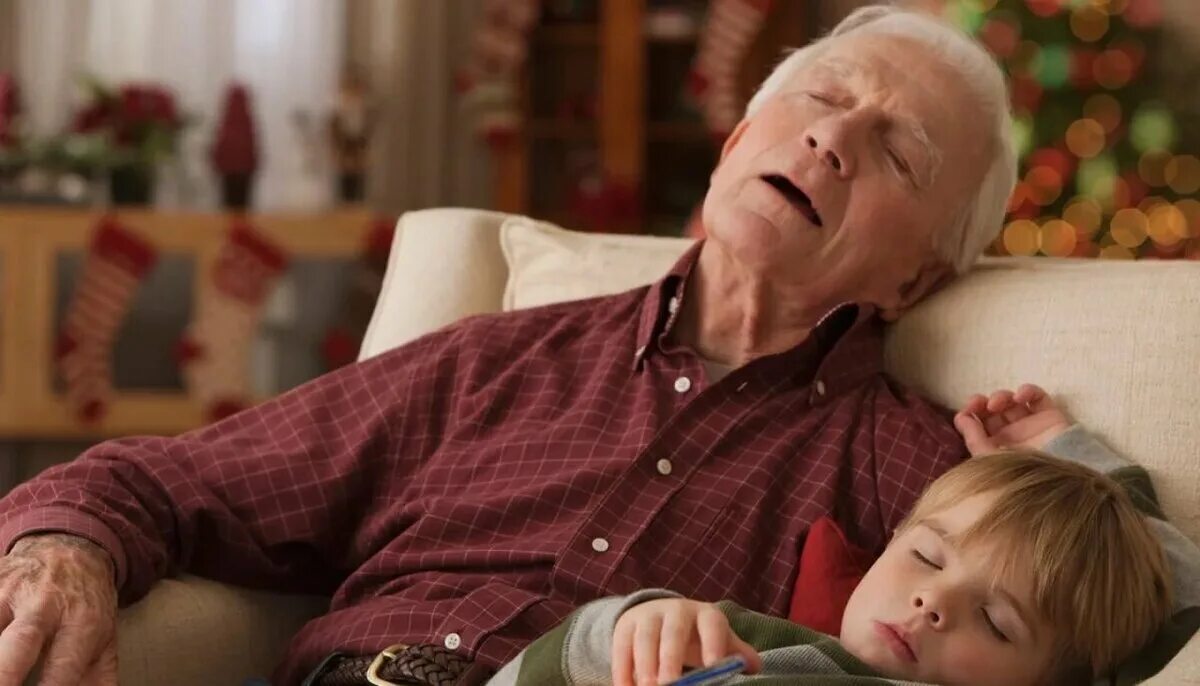 Дедушка с внуком на кресле. Бабушка в кресле с внуком.