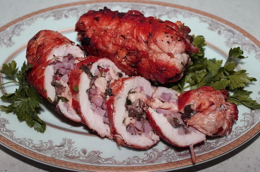 Рулет из куриная грудка рецепты. Фаршированное филе курицы. куриный рулет фаршированный. фаршированные куриные рулетики. куриная грудка фаршированная грибами.