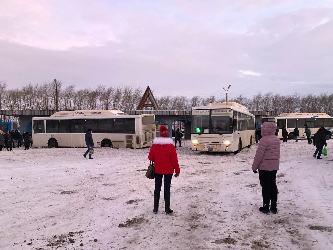 Утонул автобус барнаул. Автовокзал Нижнекамск. Автобусы Нижнекамск. Автобус утонул. Затонувший автобус.