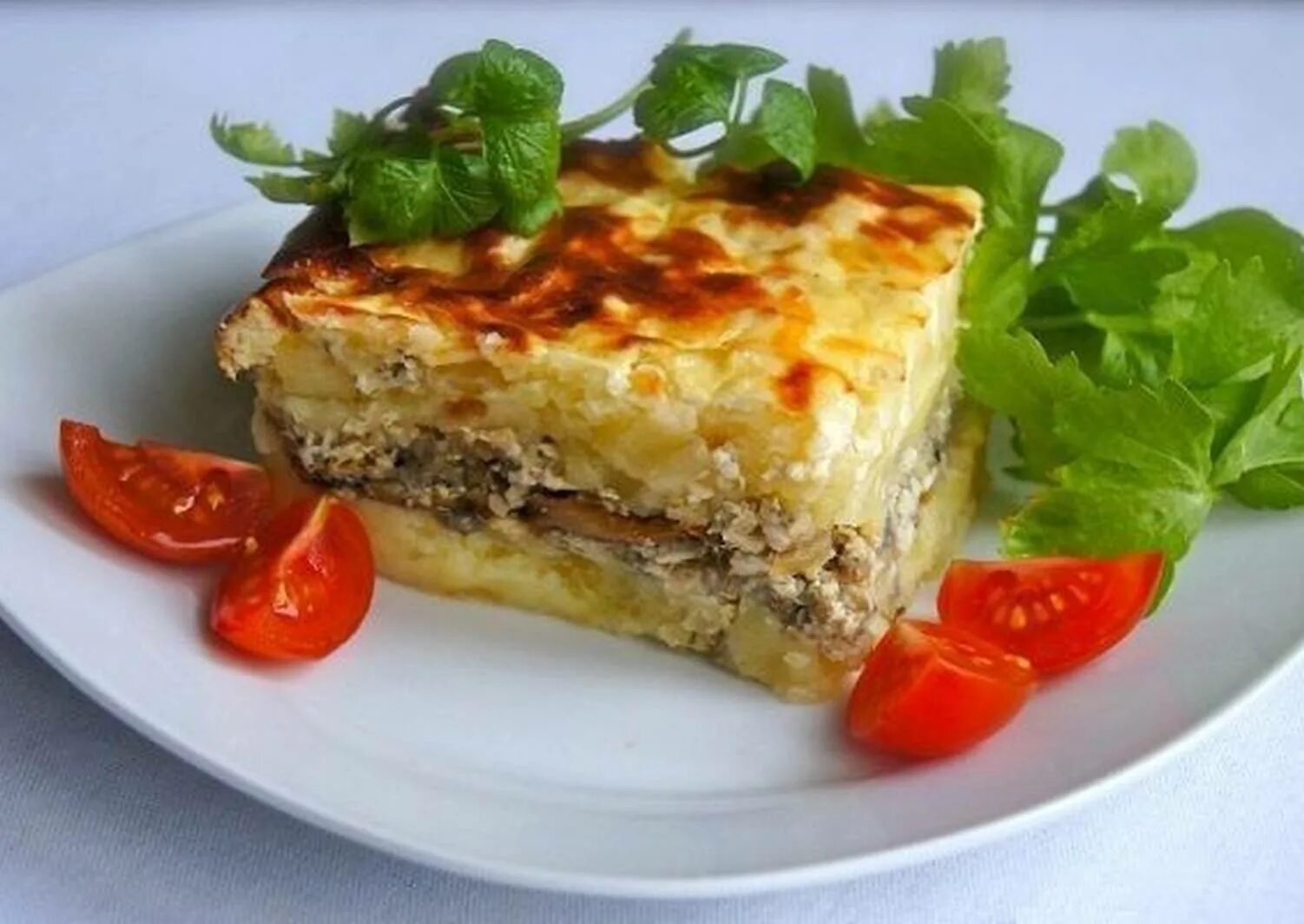 Запеканки духовке фото. Запеканка картофельная с трепангами. Запеканка картофельная с курицей и грибами. Запеканка мясная сытная. Запеканка с мясом и картошкой в духовке.