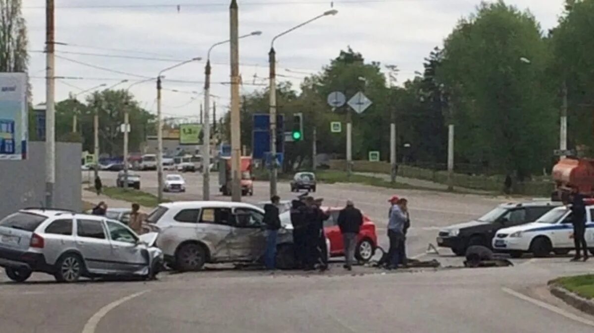Дтп на левом берегу. Дтп в воронеже вчера на левом берегу. авария на минской в воронеже. авария в воронеже сегодня новосибирская улица. дтп воронеж сегодня улица новосибирская.