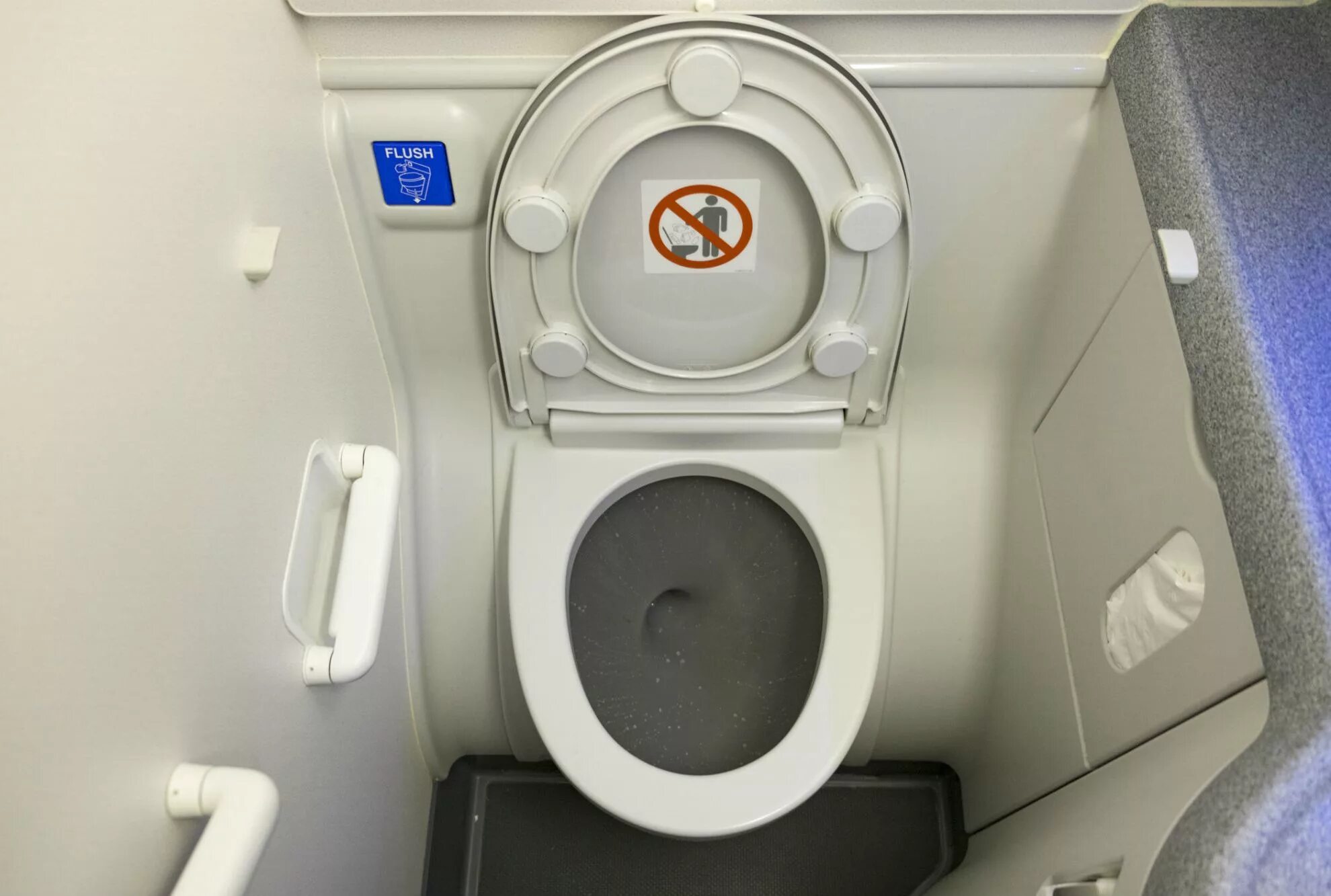 аэробус 320 туалет. туалет в боинге 737. биотуалет в самолете. кнопка смыва в самолете. Boeing 747 туалеты.