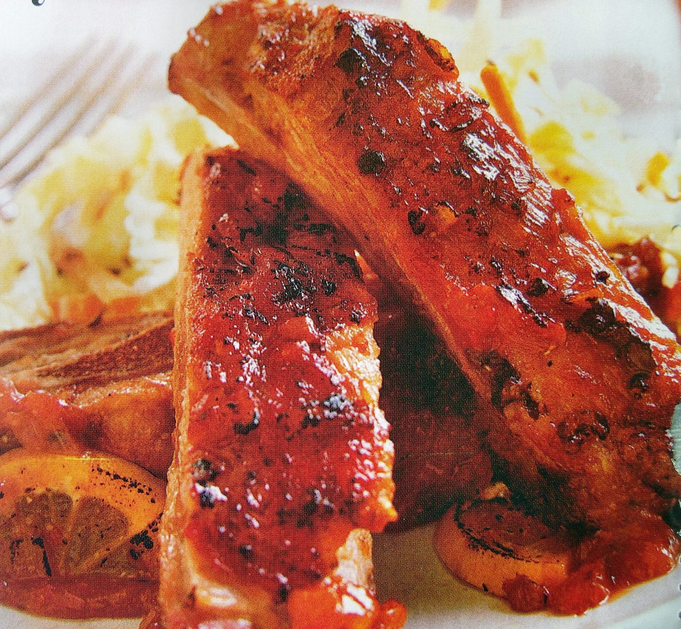 ребрышки в брусничном соусе. ребрышки в брусничном соусе. свиные ребра в ресторане. брусничный соус к свиным ребрышкам. свинина под брусничным соусом.