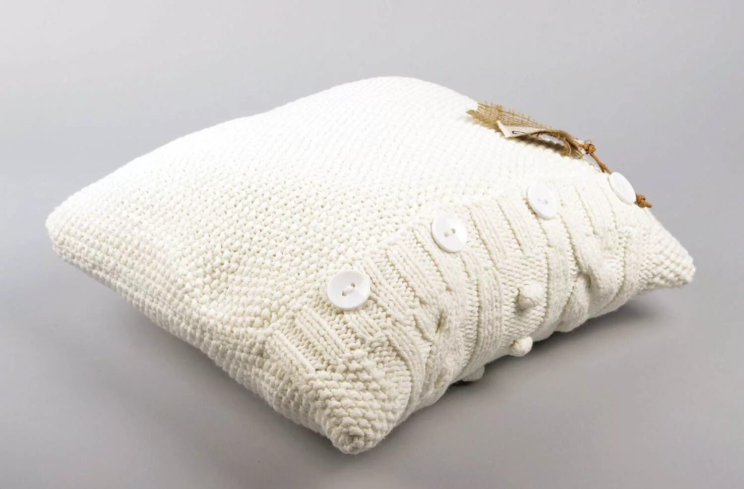 Подушка диванная вязаная. Подушка связанная спицами. Вязаные чехлы на подушки. Подушка связанная спицами. Подушка спицами.
