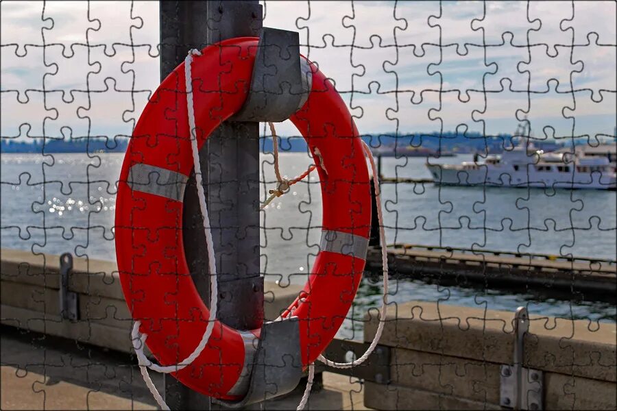 Спасательный круг на судне. Спасательная лодка. Спасательный круг или кольцо. Спасательный круг на корабль в России.