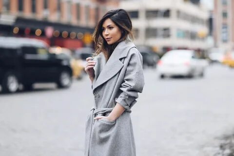 Девушка в сером пальто