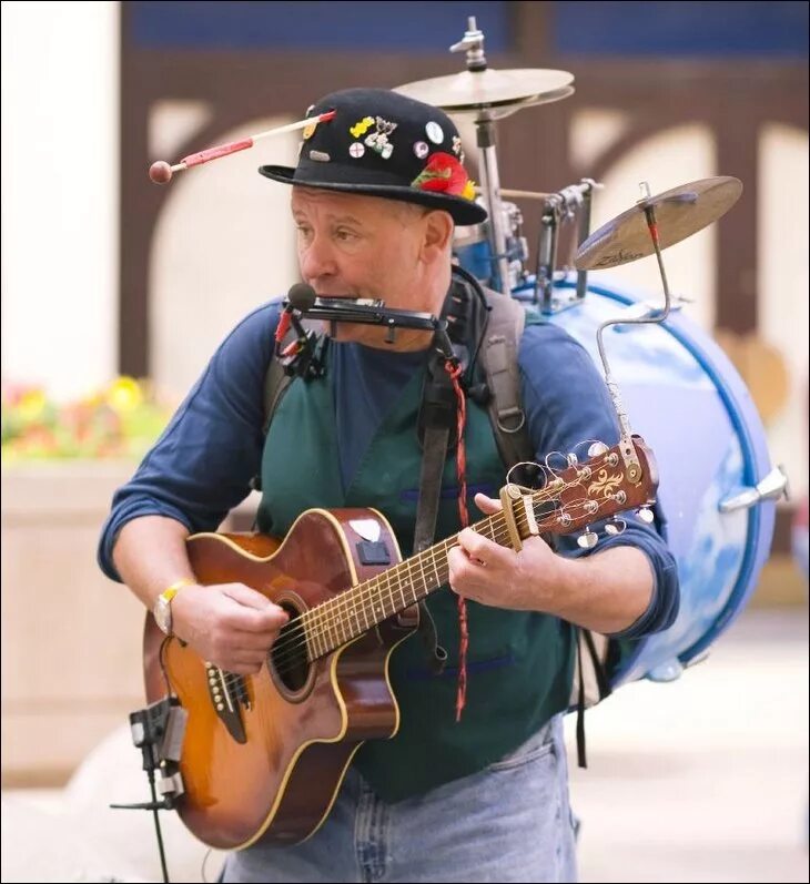 Музыка человек оркестр. Человек-оркестр (one man Band), 2005. Человек-оркестр (one man Band) Anders Flanders. Музыкант играющий на всем. Человек оркестр музыкальный инструмент.